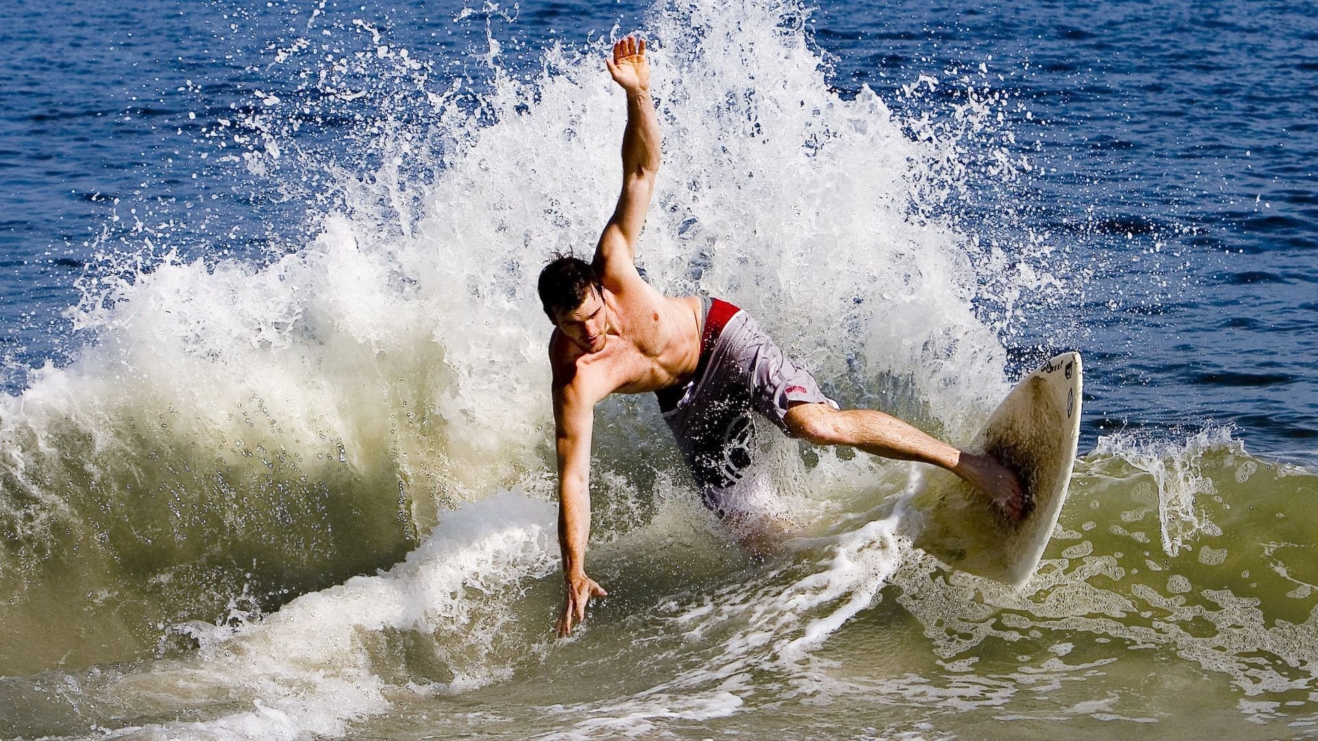 羚羊队的身体对抗：力量与速度结合，压倒性优势令对手心生畏惧